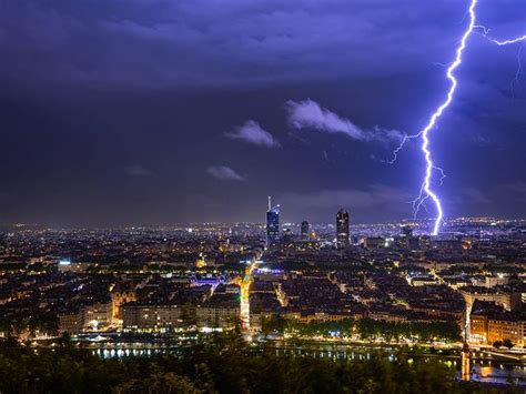 打雷注意事項|遇到雷擊該怎麼辦？10件打雷時千萬不要做的事 